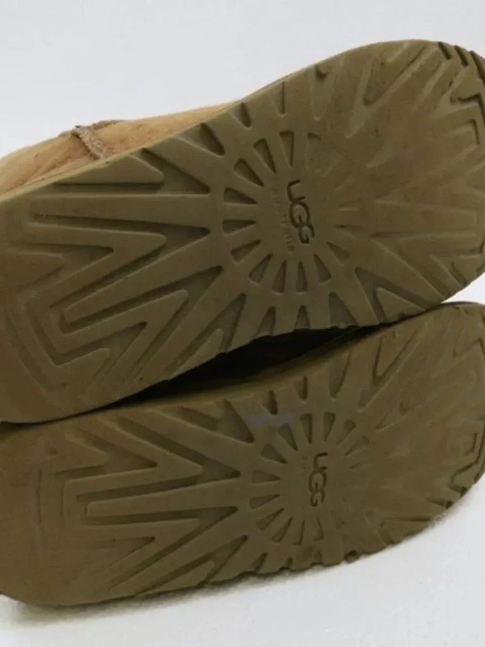 UGG Australia Classic Short 5825 Insulated Boots Shoes Women's Footwear sz 6